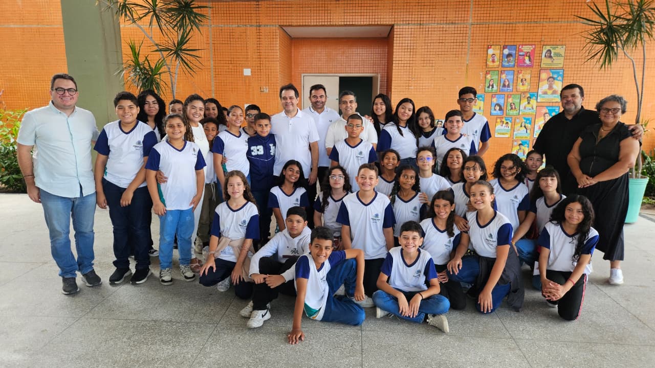 grupo de pessoas posa para a foto